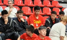 爱游戏 - 闽南黑豹队对阵蓬莱鲸鲨队，UFC巡回赛险胜，内线统治篮板——精神属性拉满
