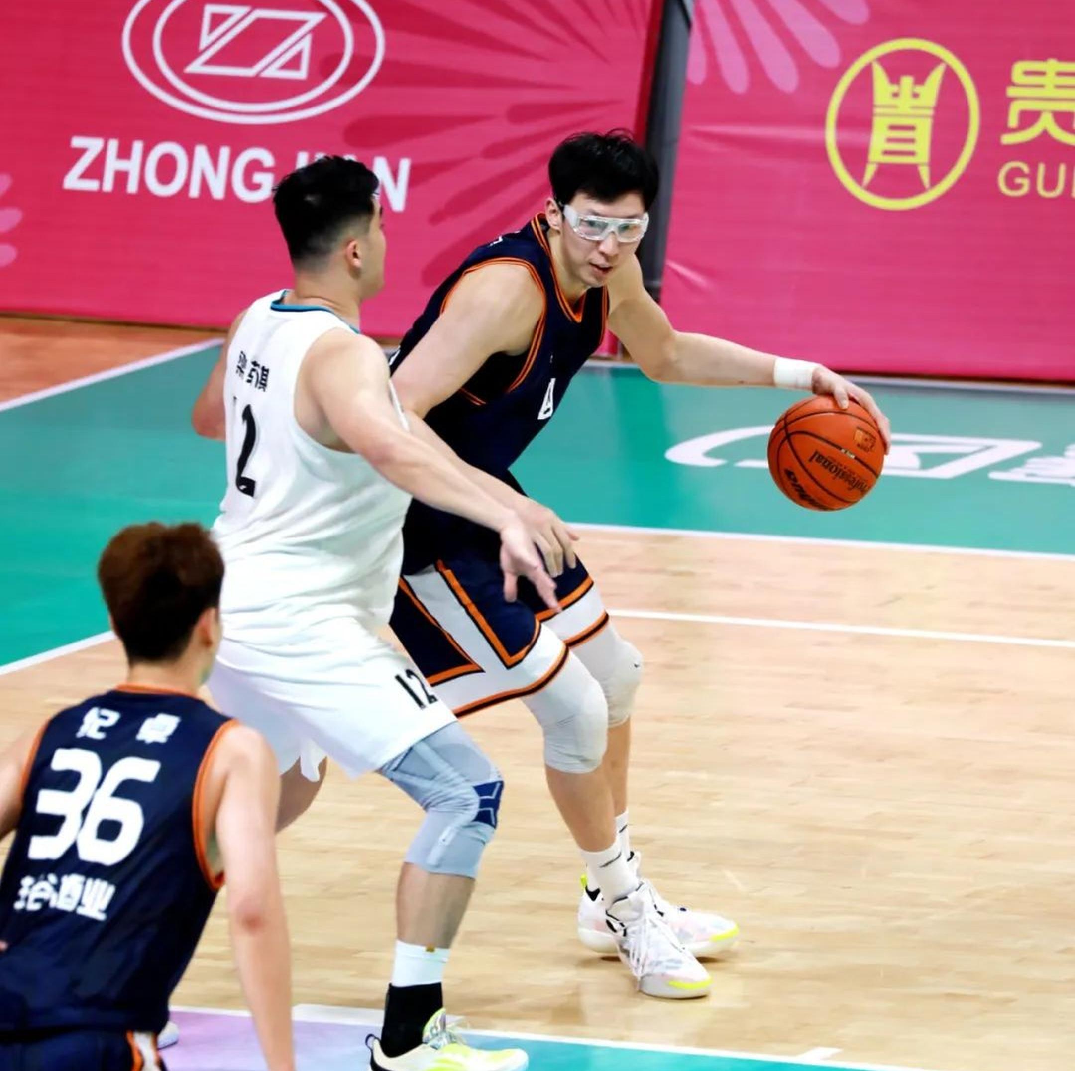 赛前体能课后;四川男篮火线驰援备战意大利杯;话题不断;团队化学反应显著  赛前体能课后;四川男篮火线驰援备战意大利杯;话题不断;团队化学反应显著
